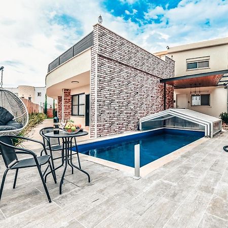 Anil'S House - מתחם צימרים עם בריכה מקורה ומחוממת Zimmer With Heated Swimming Pool Dāliyat el Karmil Exterior foto
