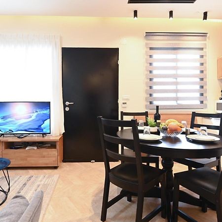 Anil'S House - מתחם צימרים עם בריכה מקורה ומחוממת Zimmer With Heated Swimming Pool Dāliyat el Karmil Exterior foto