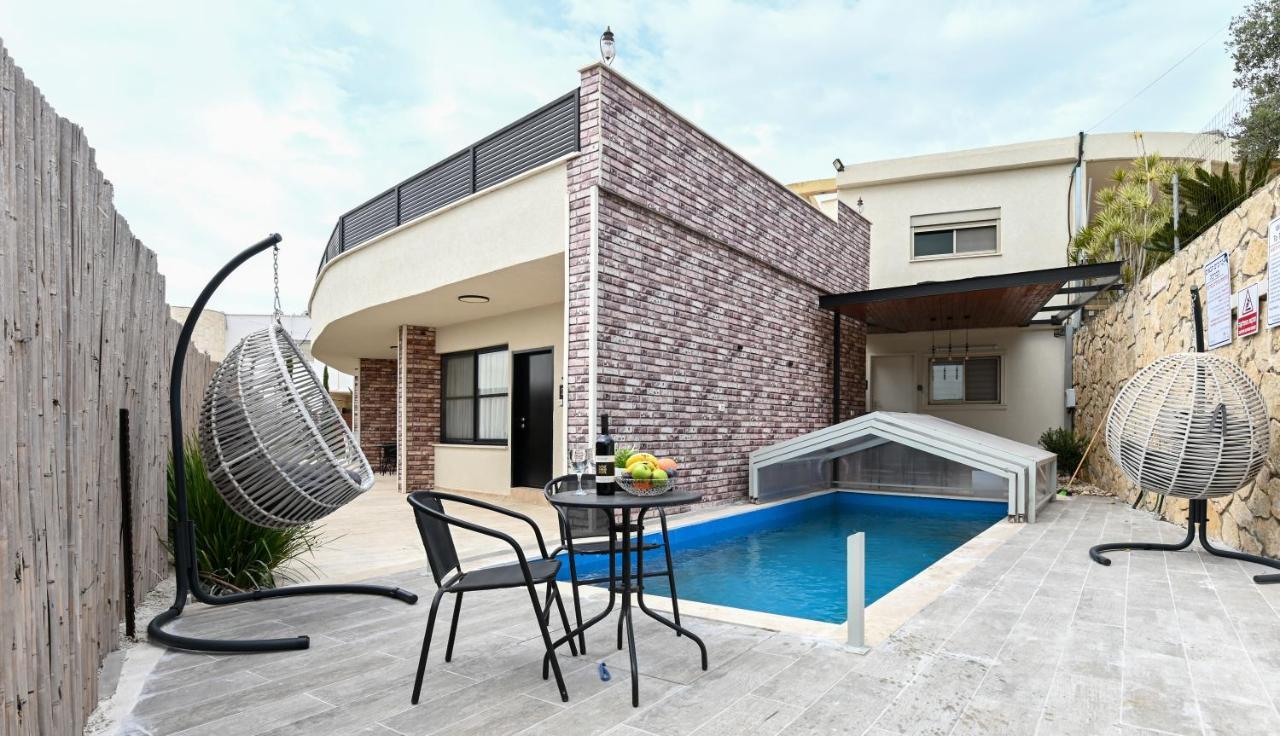 Anil'S House - מתחם צימרים עם בריכה מקורה ומחוממת Zimmer With Heated Swimming Pool Dāliyat el Karmil Exterior foto