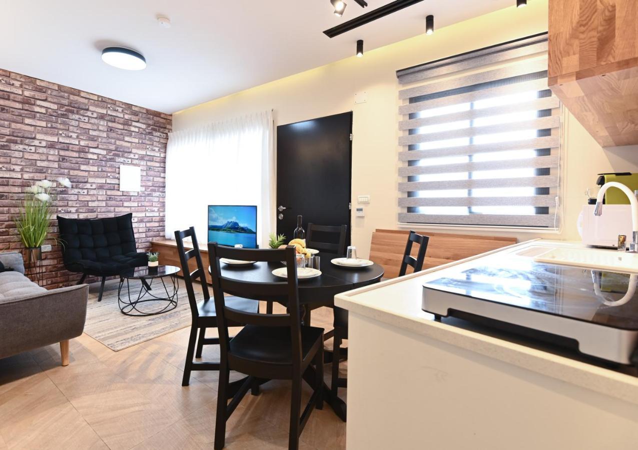 Anil'S House - מתחם צימרים עם בריכה מקורה ומחוממת Zimmer With Heated Swimming Pool Dāliyat el Karmil Exterior foto
