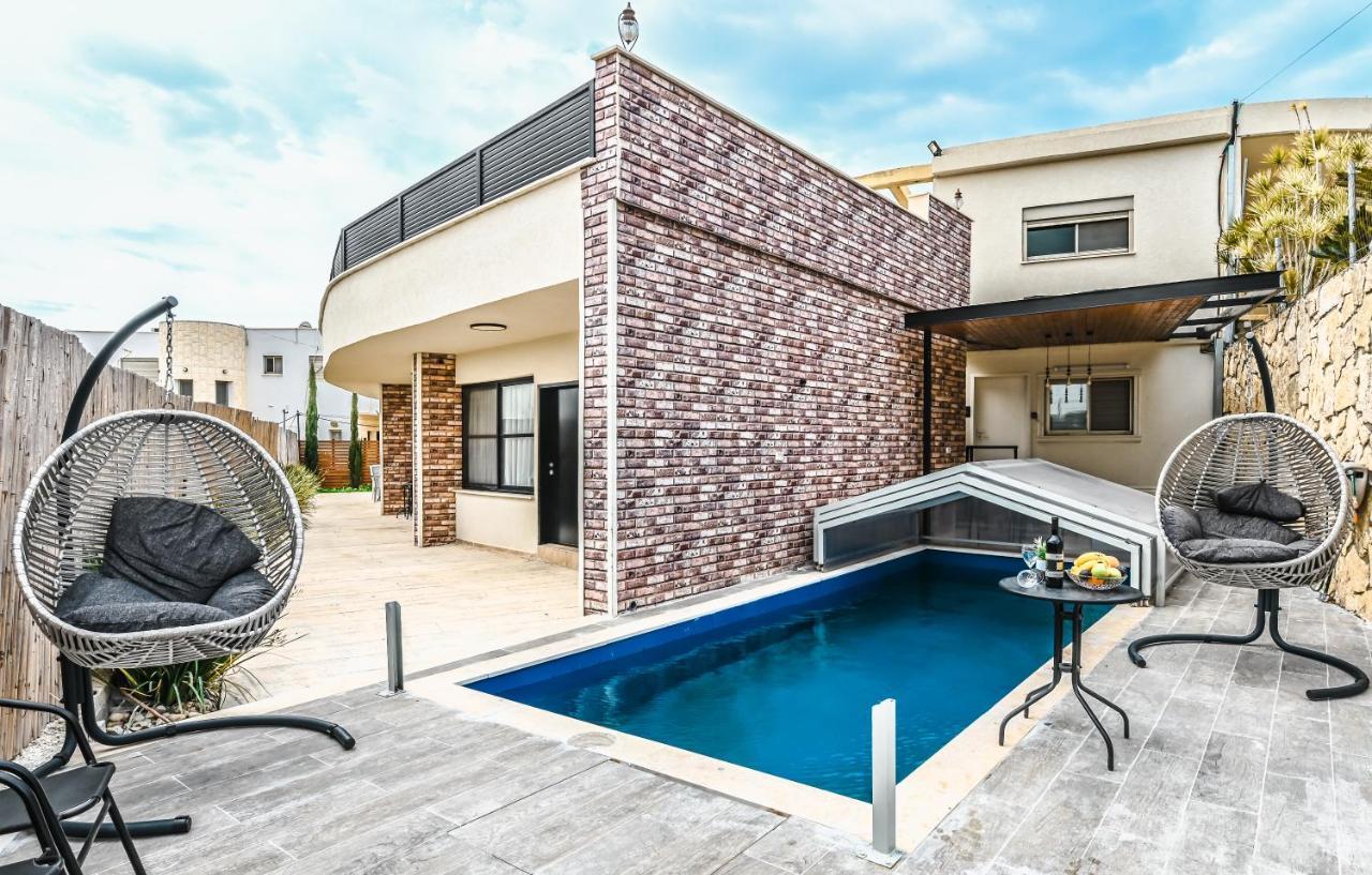 Anil'S House - מתחם צימרים עם בריכה מקורה ומחוממת Zimmer With Heated Swimming Pool Dāliyat el Karmil Exterior foto