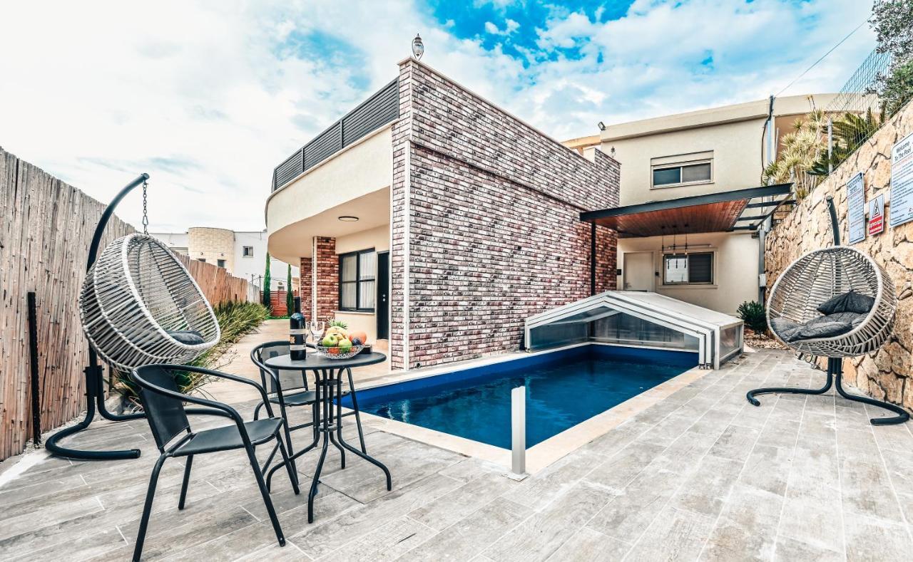 Anil'S House - מתחם צימרים עם בריכה מקורה ומחוממת Zimmer With Heated Swimming Pool Dāliyat el Karmil Exterior foto