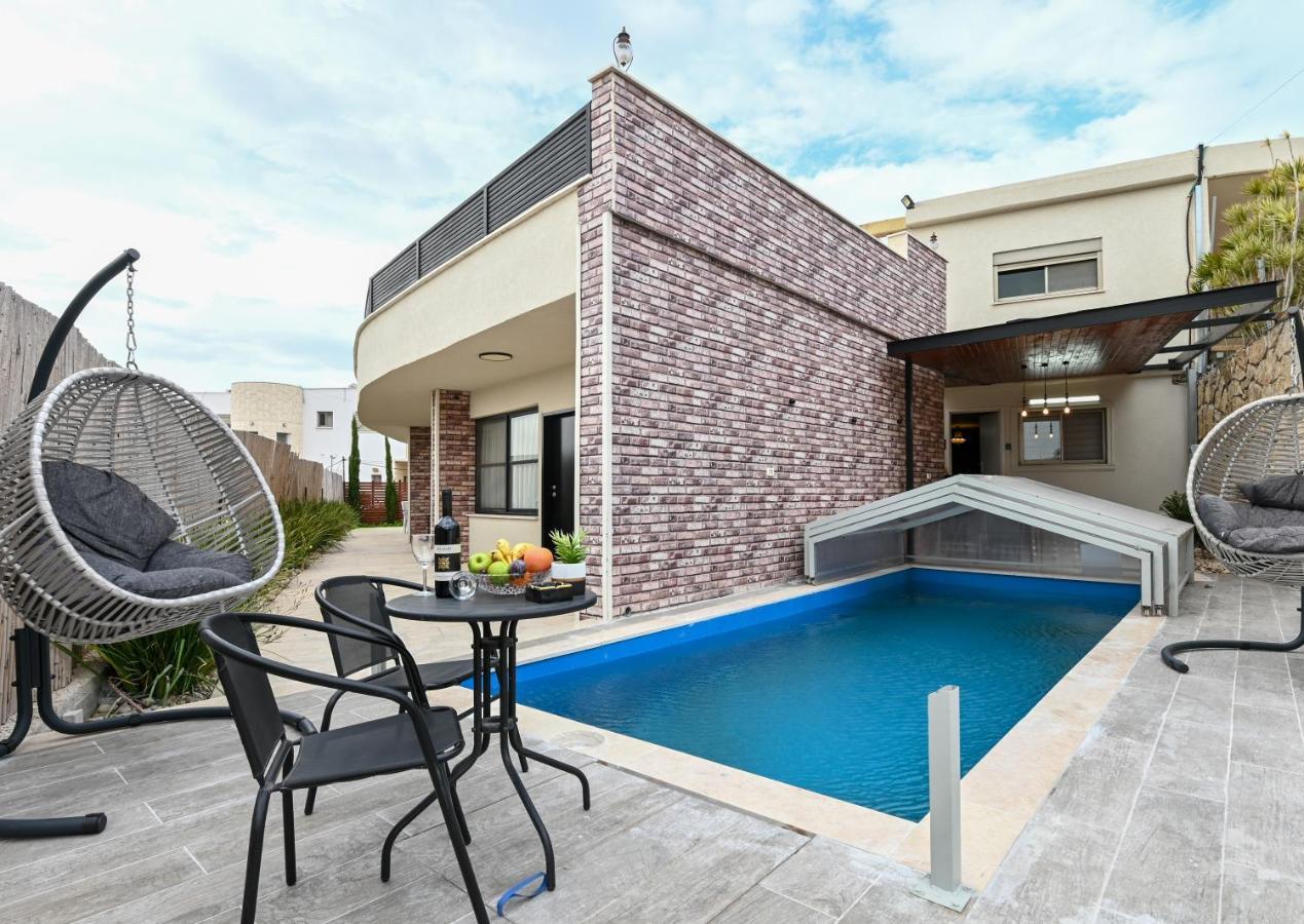 Anil'S House - מתחם צימרים עם בריכה מקורה ומחוממת Zimmer With Heated Swimming Pool Dāliyat el Karmil Exterior foto